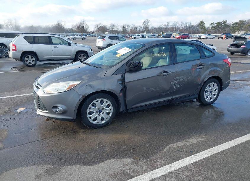 Photo 2 of 2012 Ford Focus SE (VIN 1FAHP3F2XCL478346)