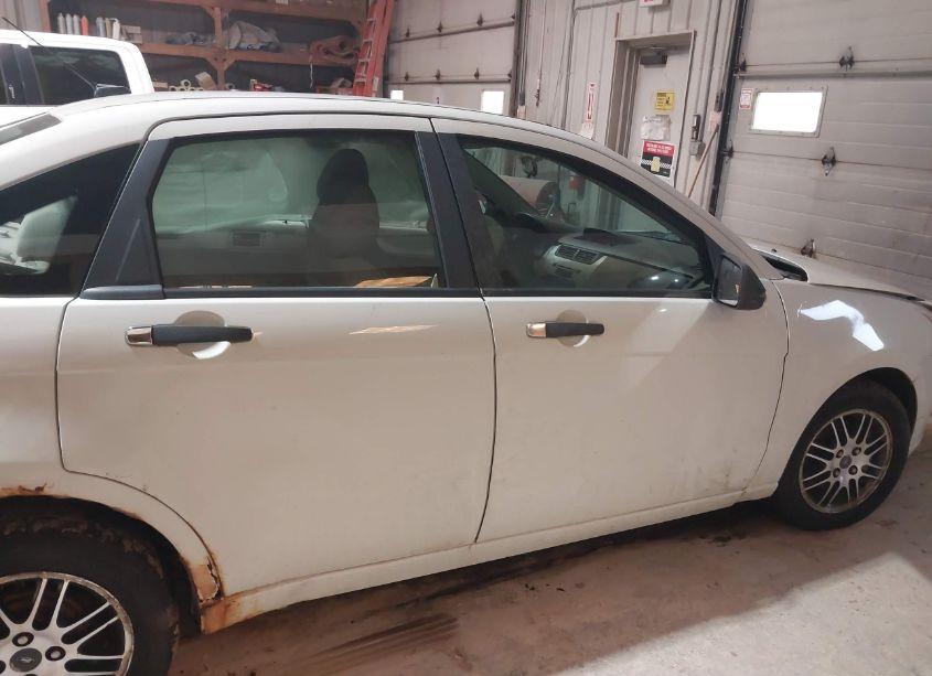 Photo 13 of 2010 Ford Focus SE (VIN 1FAHP3FN0AW121375)