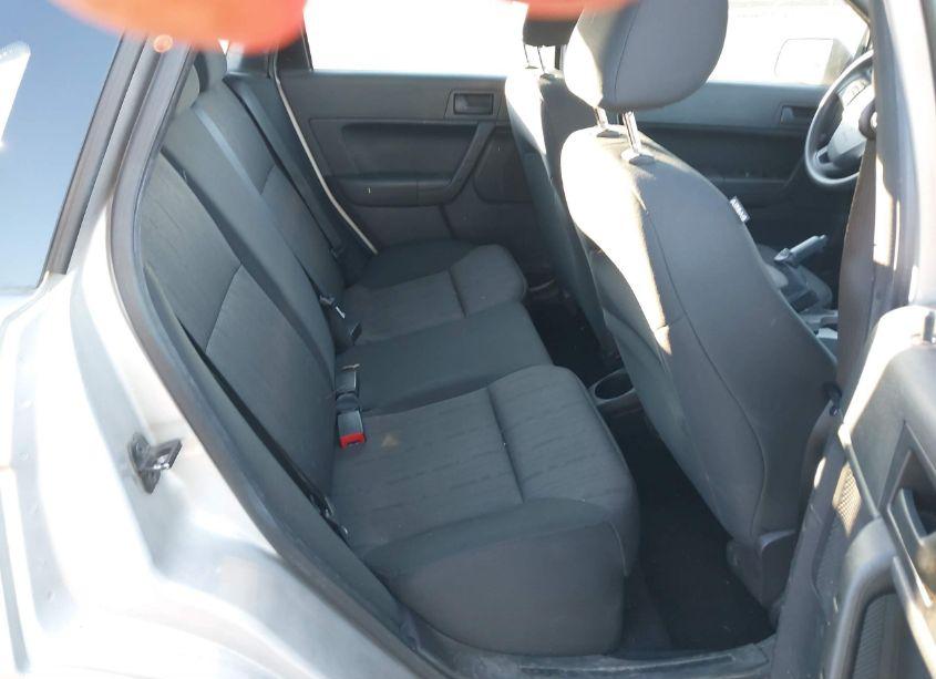 Photo 8 of 2010 Ford Focus SE (VIN 1FAHP3FN0AW233738)