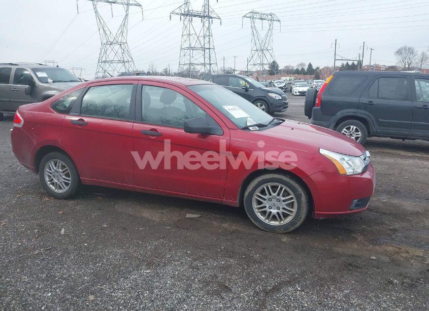 2010 Ford Focus SE (VIN 1FAHP3FN0AW253861) main photo
