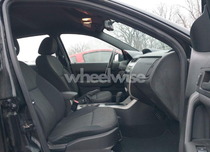 Photo 5 of 2010 Ford Focus SE (VIN 1FAHP3FN0AW279635)