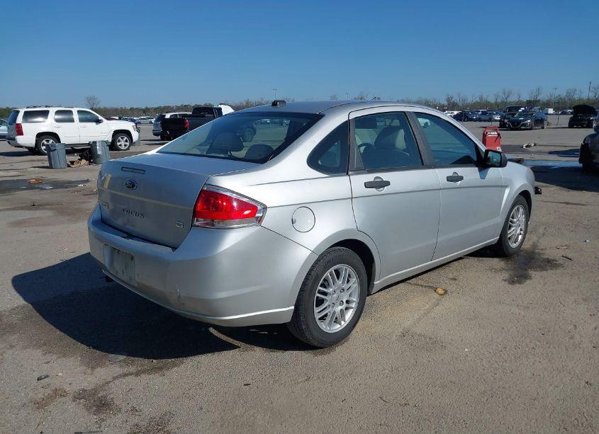 Photo 4 of 2011 Ford Focus SE (VIN 1FAHP3FN0BW105226)