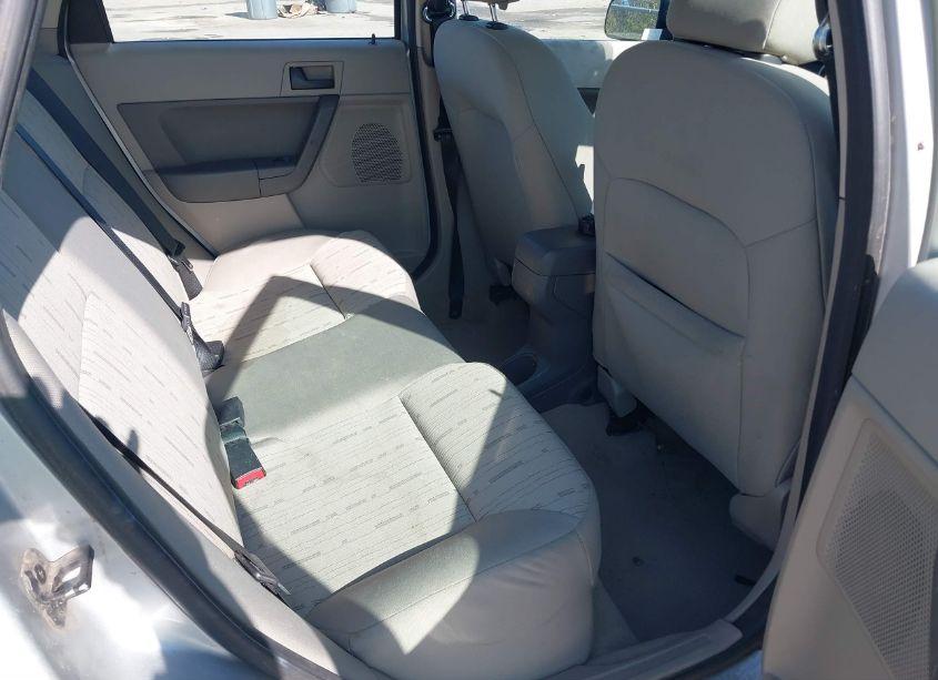 Photo 8 of 2011 Ford Focus SE (VIN 1FAHP3FN0BW105226)