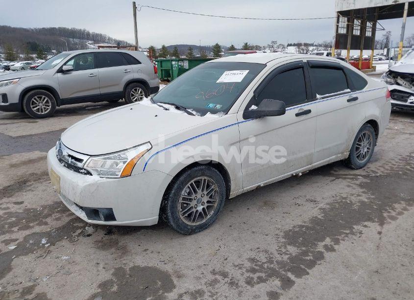 Photo 2 of 2011 Ford Focus SE (VIN 1FAHP3FN0BW139604)