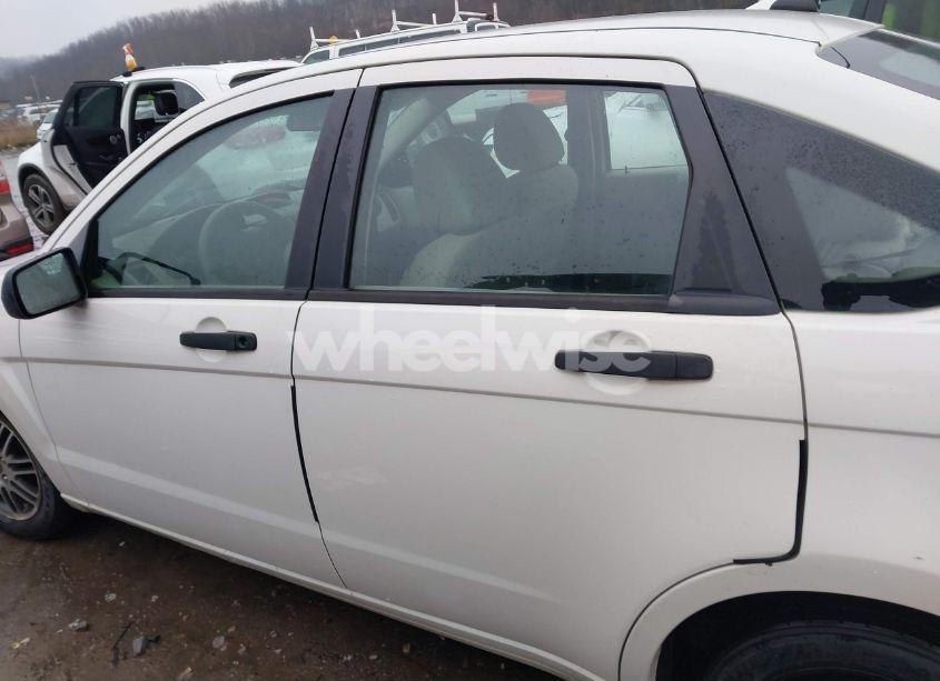 Photo 14 of 2010 Ford Focus SE (VIN 1FAHP3FN1AW207794)