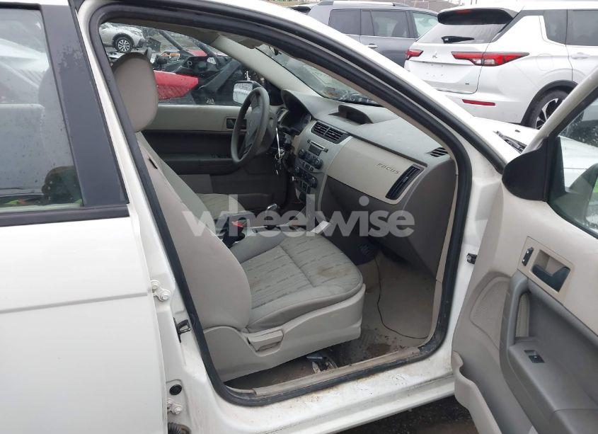 Photo 5 of 2010 Ford Focus SE (VIN 1FAHP3FN1AW207794)