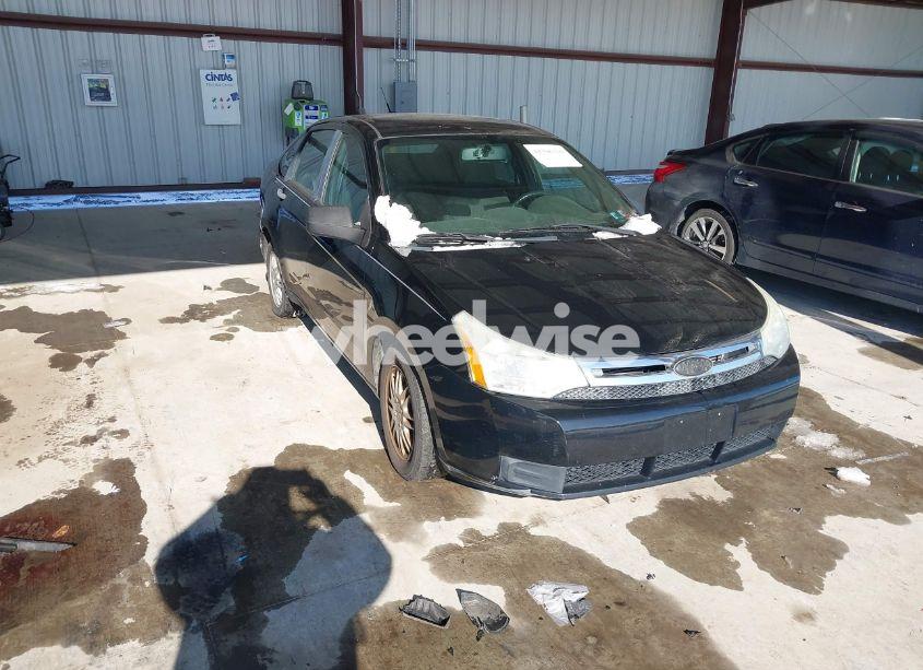 2010 Ford Focus SE (VIN 1FAHP3FN1AW284441) main photo