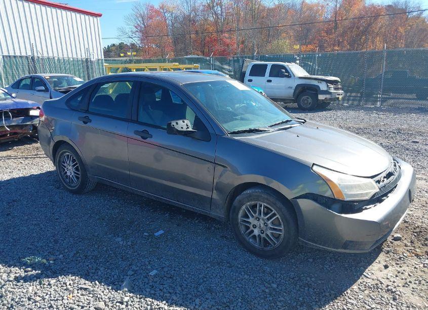 2010 Ford Focus SE (VIN 1FAHP3FN1AW287470) main photo