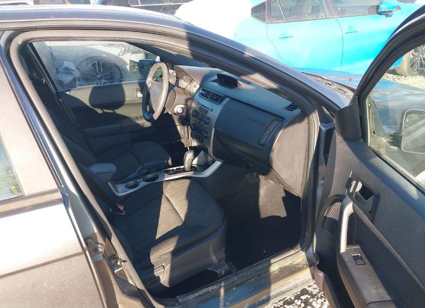 Photo 5 of 2010 Ford Focus SE (VIN 1FAHP3FN1AW287470)