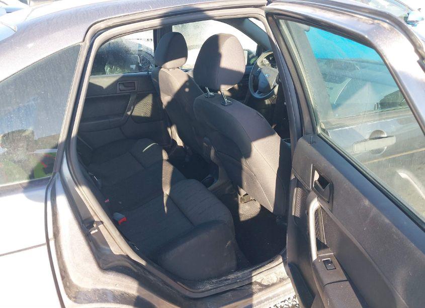 Photo 8 of 2010 Ford Focus SE (VIN 1FAHP3FN1AW287470)