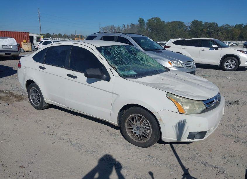 2011 Ford Focus SE (VIN 1FAHP3FN1BW101105) main photo