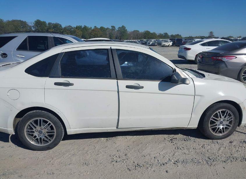Photo 13 of 2011 Ford Focus SE (VIN 1FAHP3FN1BW101105)