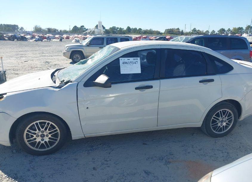 Photo 14 of 2011 Ford Focus SE (VIN 1FAHP3FN1BW101105)