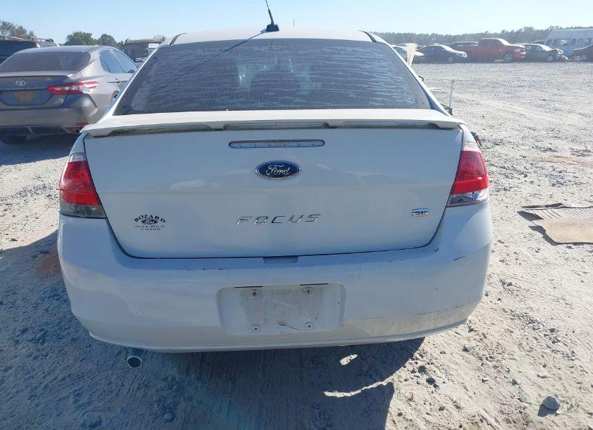 Photo 16 of 2011 Ford Focus SE (VIN 1FAHP3FN1BW101105)