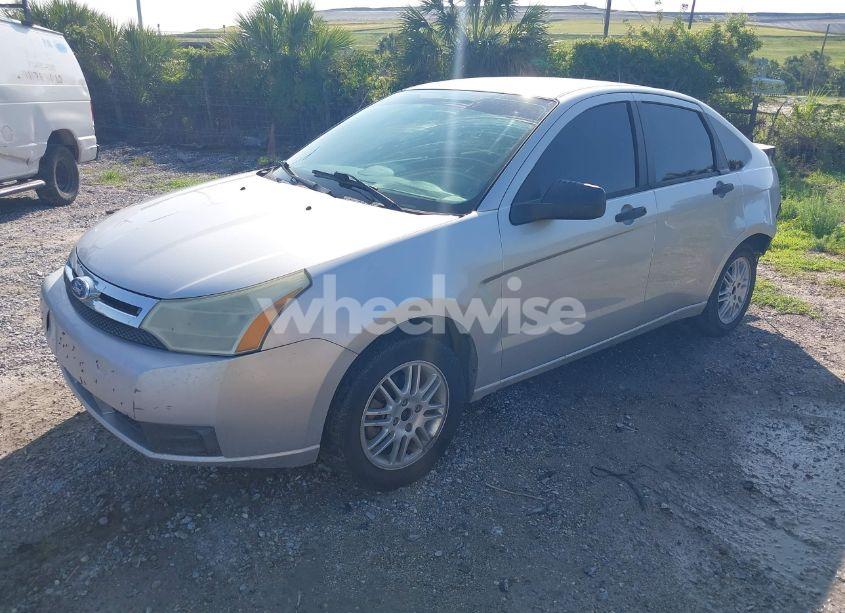 Photo 2 of 2011 Ford Focus SE (VIN 1FAHP3FN1BW142754)