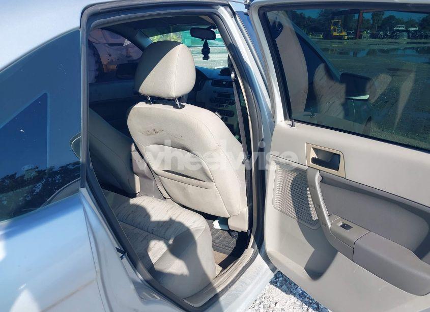 Photo 8 of 2011 Ford Focus SE (VIN 1FAHP3FN1BW142754)