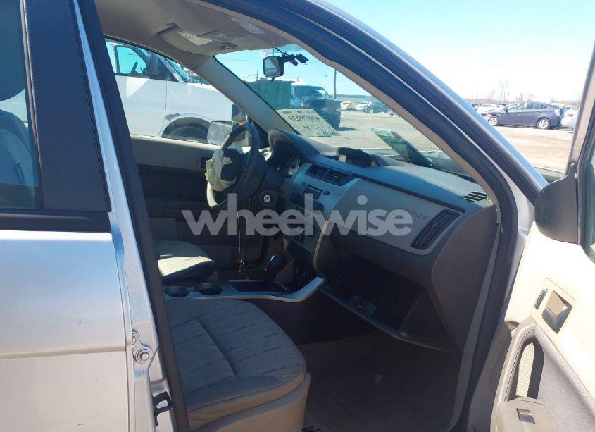 Photo 5 of 2011 Ford Focus SE (VIN 1FAHP3FN1BW156833)