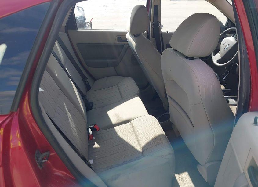 Photo 8 of 2011 Ford Focus SE (VIN 1FAHP3FN1BW202290)