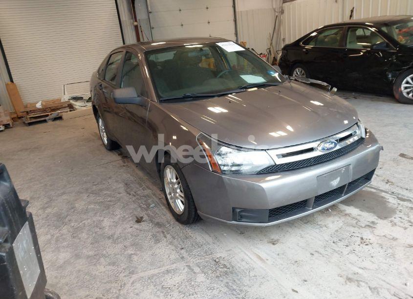 2010 Ford Focus SE (VIN 1FAHP3FN2AW120745) main photo