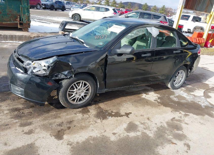 Photo 2 of 2010 Ford Focus SE (VIN 1FAHP3FN2AW144107)