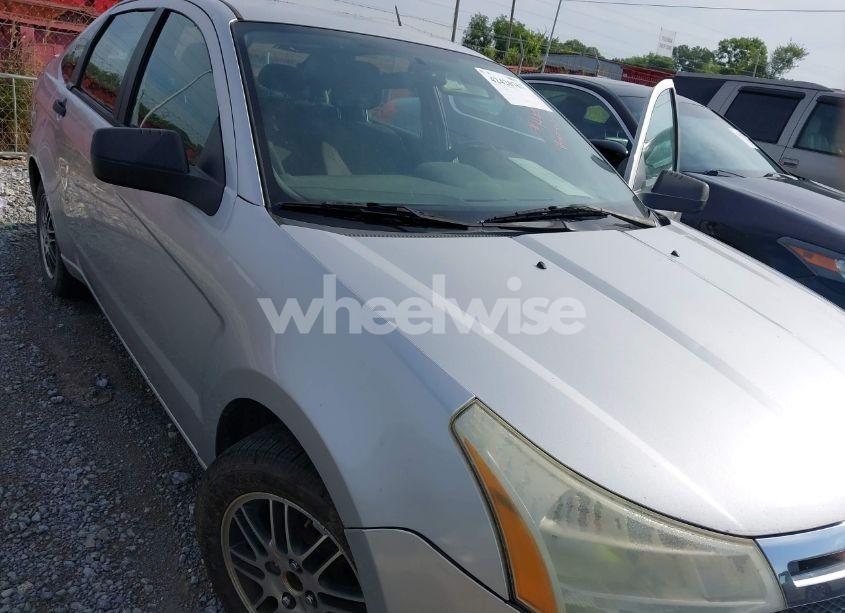 2010 Ford Focus SE (VIN 1FAHP3FN2AW207710) main photo