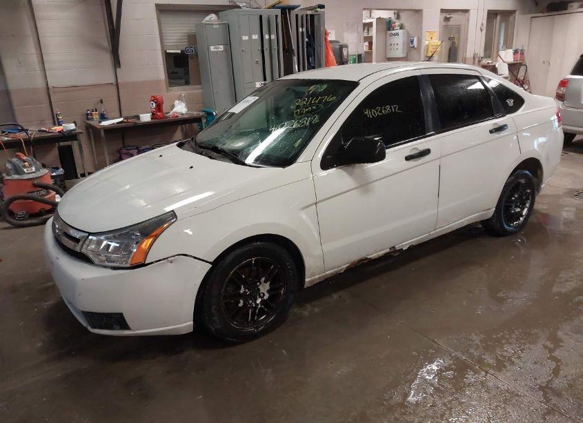 Photo 2 of 2010 Ford Focus SE (VIN 1FAHP3FN2AW221476)