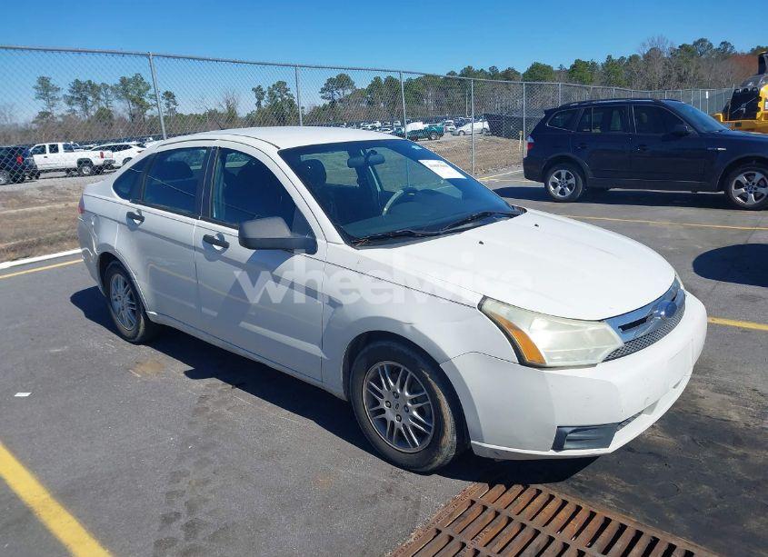 2010 Ford Focus SE (VIN 1FAHP3FN2AW236799) main photo
