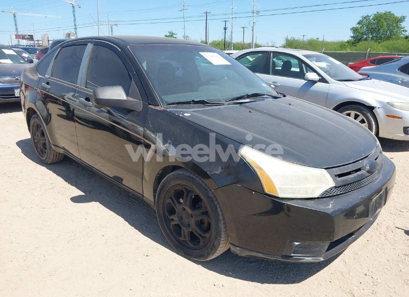 2010 Ford Focus SE (VIN 1FAHP3FN2AW270841) main photo