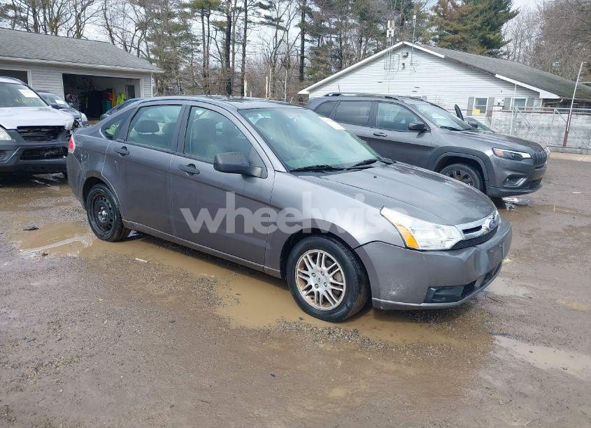 2010 Ford Focus SE (VIN 1FAHP3FN3AW261565) main photo