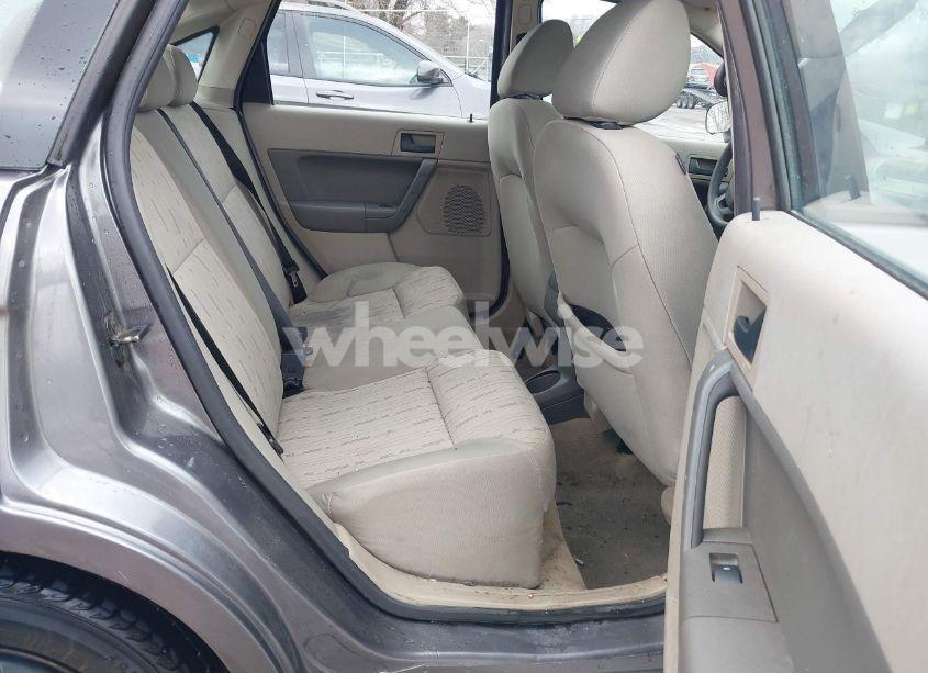 Photo 8 of 2010 Ford Focus SE (VIN 1FAHP3FN3AW261565)