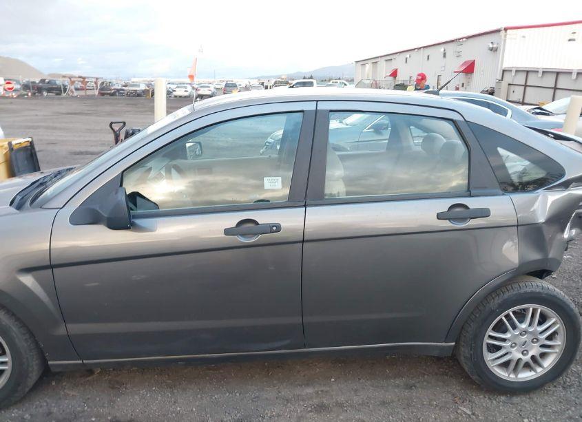 Photo 14 of 2010 Ford Focus SE (VIN 1FAHP3FN4AW137238)