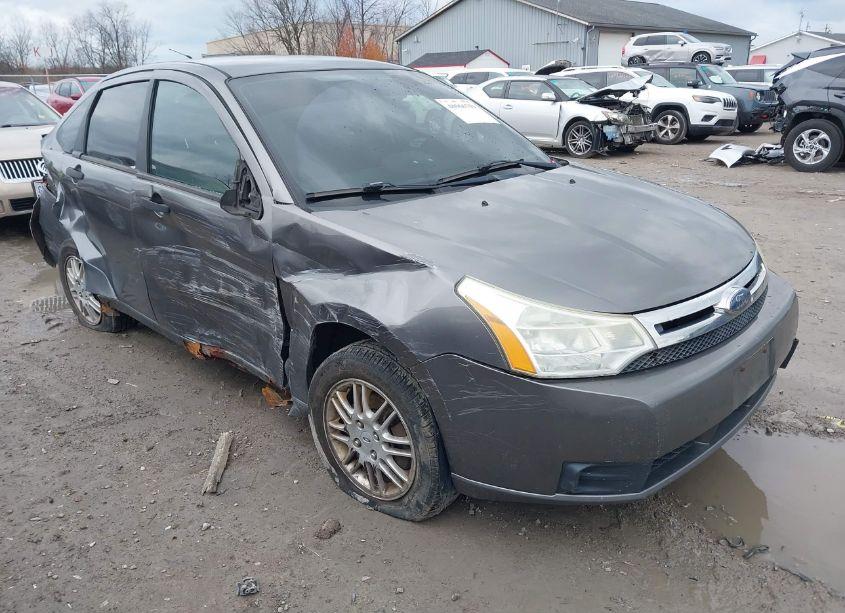 2010 Ford Focus SE (VIN 1FAHP3FN4AW183099) main photo