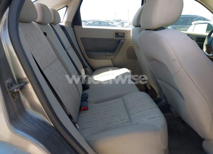 Photo 8 of 2011 Ford Focus SE (VIN 1FAHP3FN4BW174842)