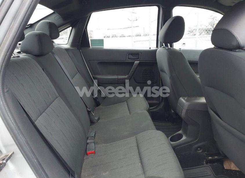 Photo 8 of 2010 Ford Focus SE (VIN 1FAHP3FN5AW265844)