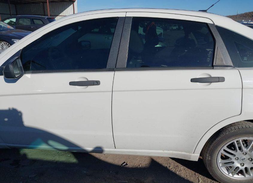 Photo 15 of 2010 Ford Focus SE (VIN 1FAHP3FN5AW290761)