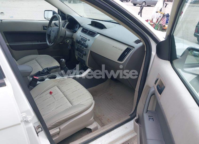 Photo 5 of 2011 Ford Focus SE (VIN 1FAHP3FN5BW156950)