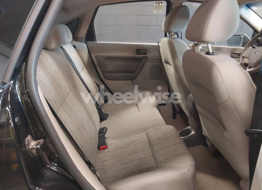 Photo 8 of 2011 Ford Focus SE (VIN 1FAHP3FN5BW197739)