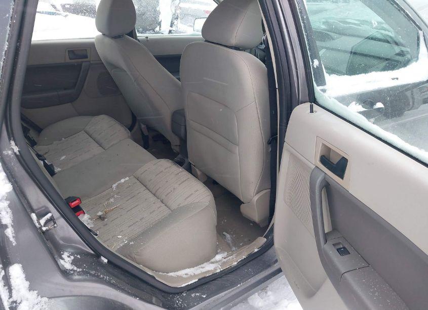 Photo 8 of 2010 Ford Focus SE (VIN 1FAHP3FN6AW213087)