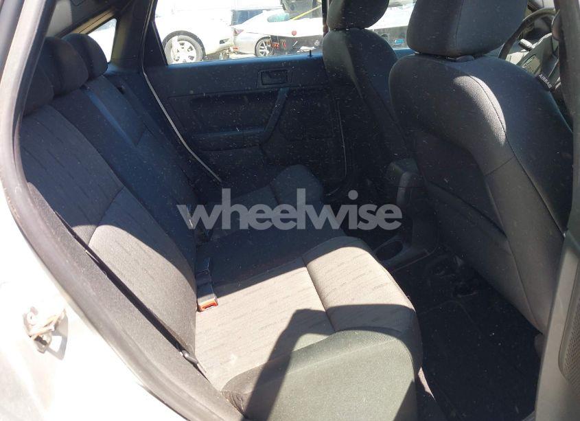 Photo 8 of 2010 Ford Focus SE (VIN 1FAHP3FN6AW223943)