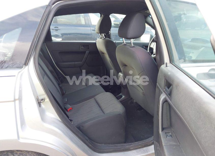 Photo 8 of 2010 Ford Focus SE (VIN 1FAHP3FN6AW231704)