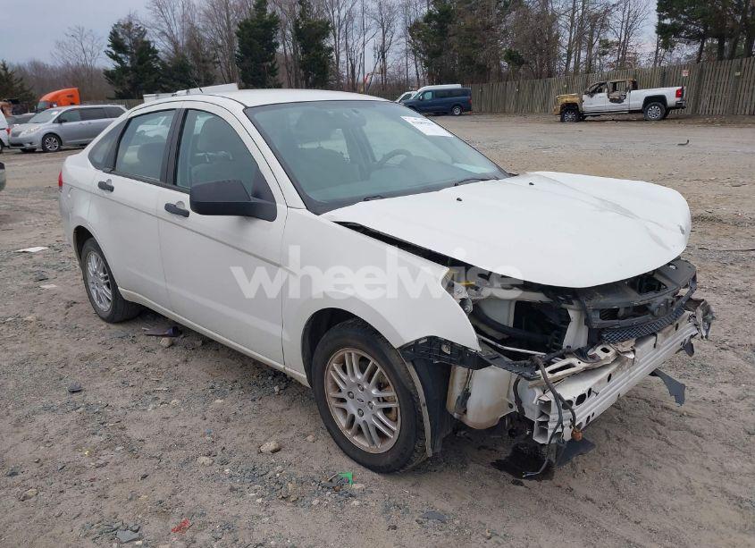 2010 Ford Focus SE (VIN 1FAHP3FN6AW293054) main photo