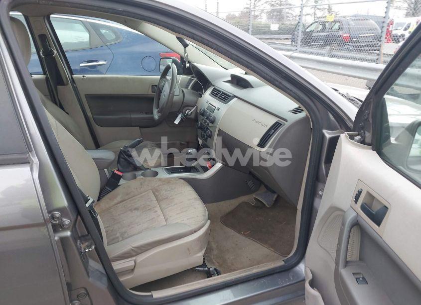 Photo 5 of 2011 Ford Focus SE (VIN 1FAHP3FN6BW130485)