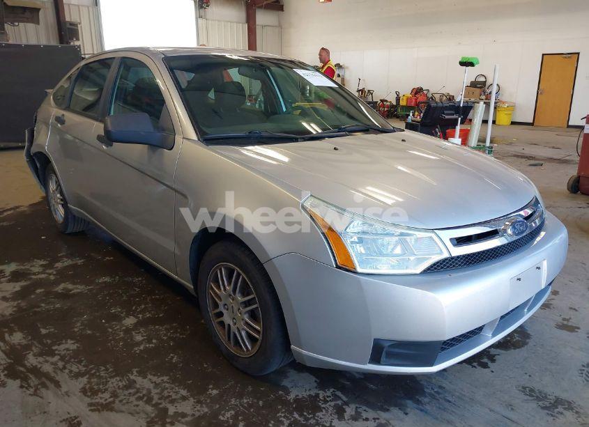 2010 Ford Focus SE (VIN 1FAHP3FN7AW124693) main photo