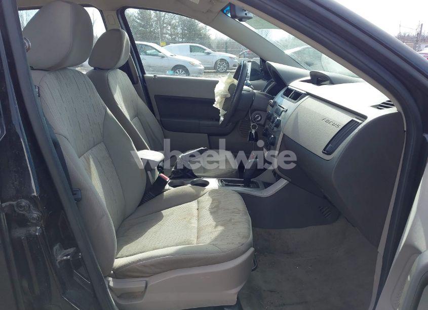 Photo 5 of 2010 Ford Focus SE (VIN 1FAHP3FN7AW143065)