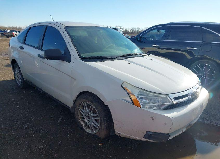 2010 Ford Focus SE (VIN 1FAHP3FN7AW251153) main photo