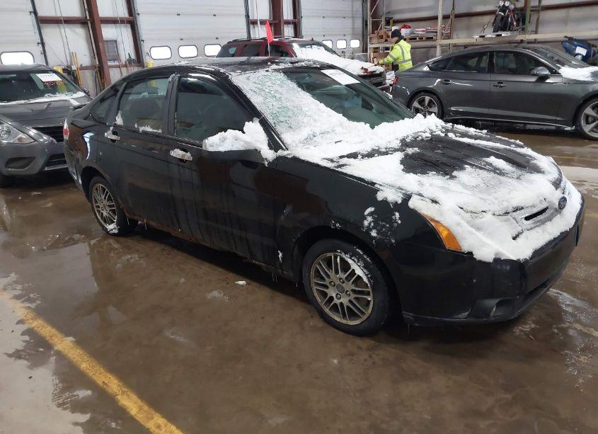 2010 Ford Focus SE (VIN 1FAHP3FN7AW254957) main photo