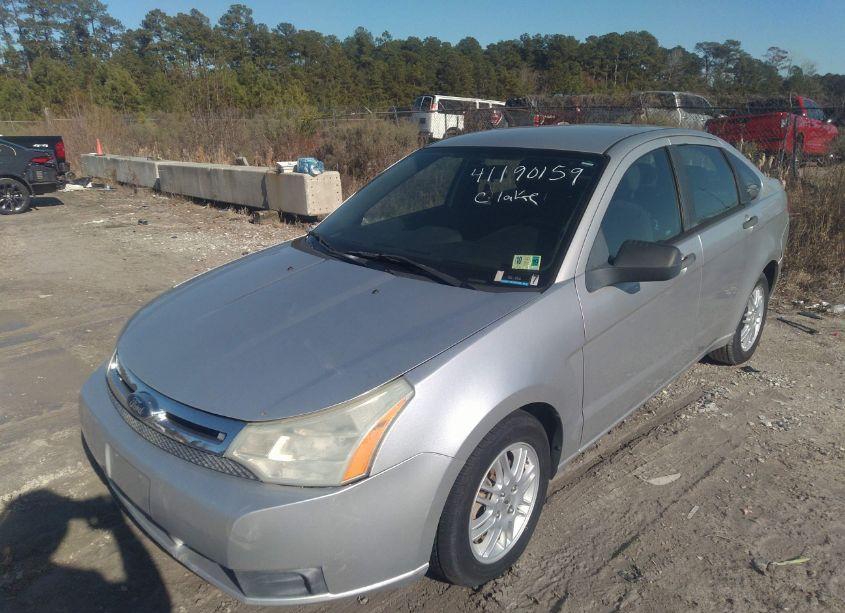 Photo 2 of 2010 Ford Focus SE (VIN 1FAHP3FN8AW140353)