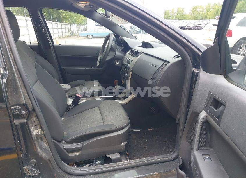 Photo 5 of 2010 Ford Focus SE (VIN 1FAHP3FN8AW183123)