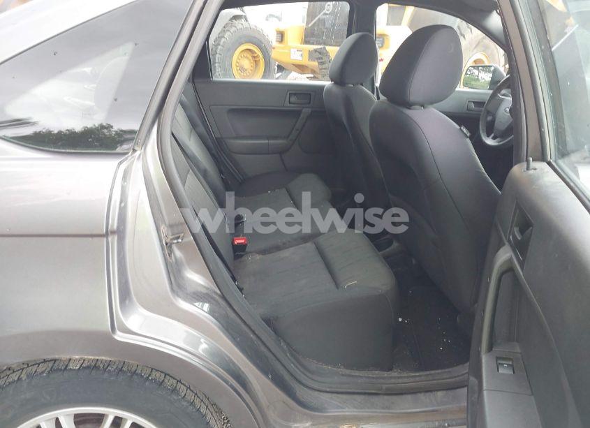 Photo 8 of 2011 Ford Focus SE (VIN 1FAHP3FN8BW121772)