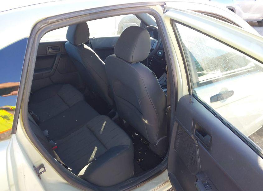 Photo 8 of 2010 Ford Focus SE (VIN 1FAHP3FN9AW116210)